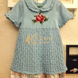 Вязаное платье с вышивкой