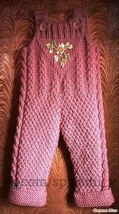 Женская блузка и детское пальтишко и штанишки с вышивкой одинаковым узором