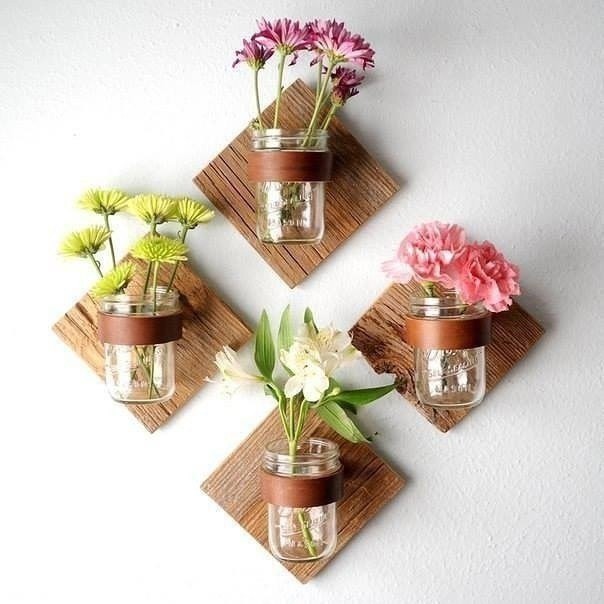 ​Декор из стеклянных бутылок с цветами