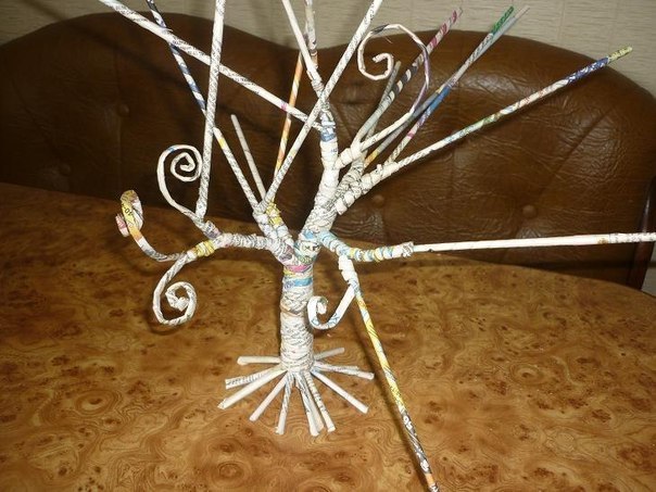 Красивое дерево из бумажных трубочек