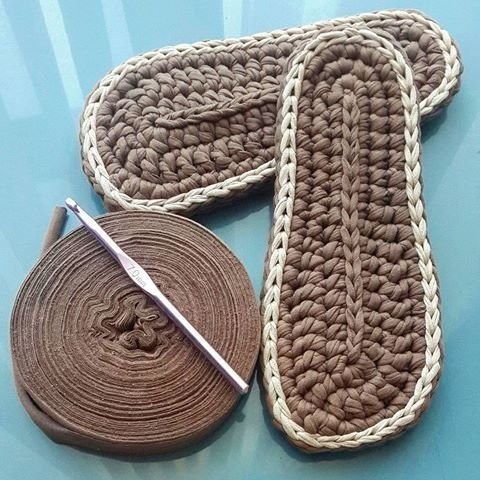 Красивые и уютные домашние тапочки крючком