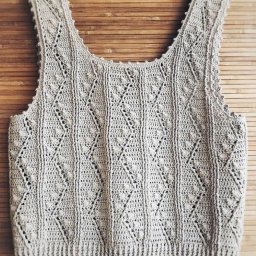 Свяжите ажурную маечку крючком