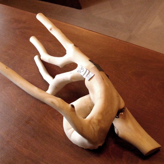 Деревянная статуэтка Деревянная статуэтка