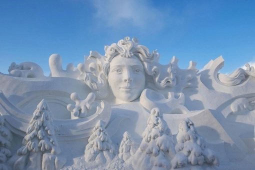 Гигантские скульптуры из снега