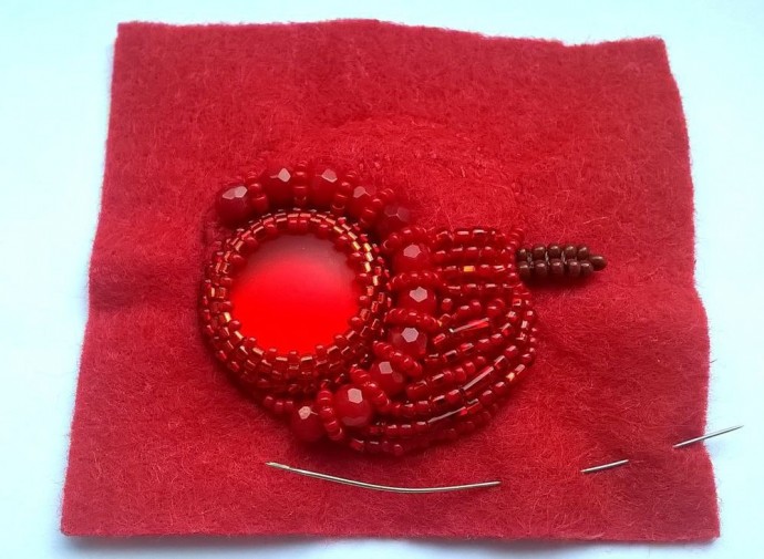 Вышиваем бисером объемную брошь-кулон "Наливное яблочко" Вышиваем бисером объемную брошь-кулон "Наливное яблочко"