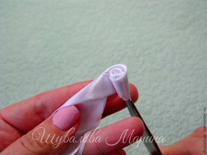 Кручёная роза из атласной ленты