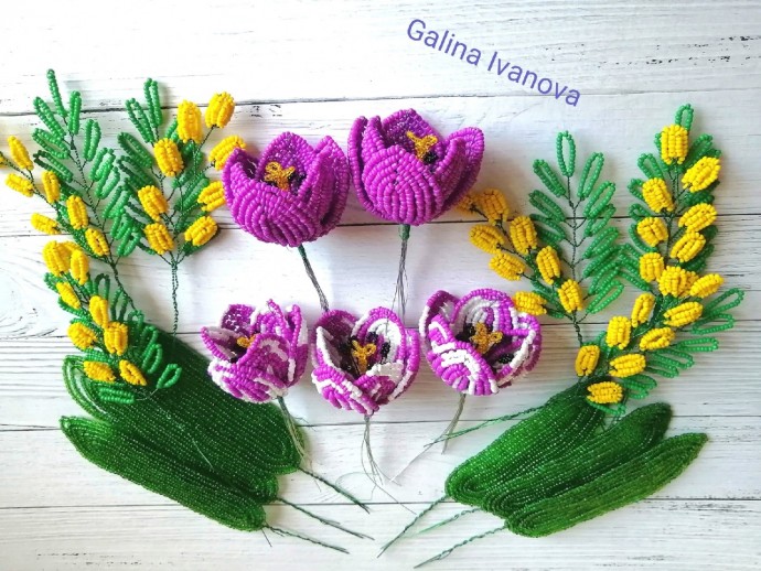 ​Лиловые цветочки из бисера