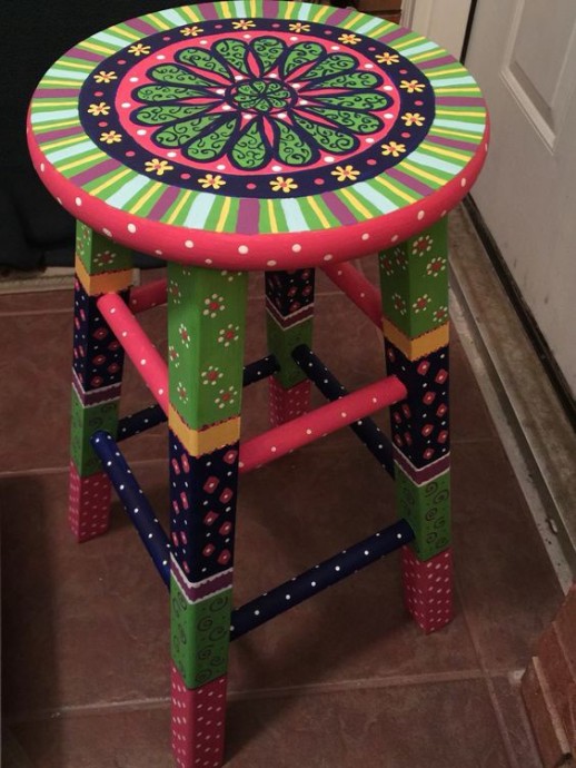 Разноцветная роспись и декор стульев и табуреток