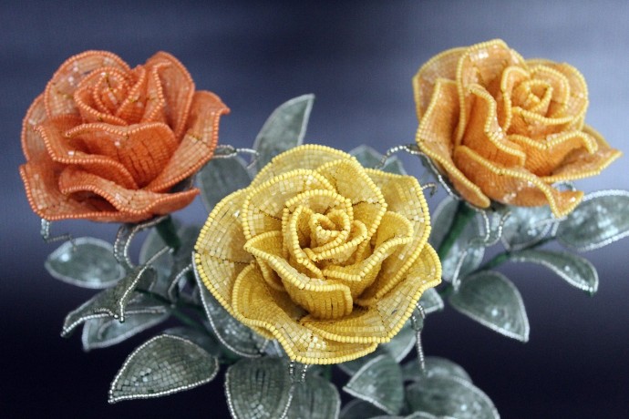 Роскошные розы из бисера