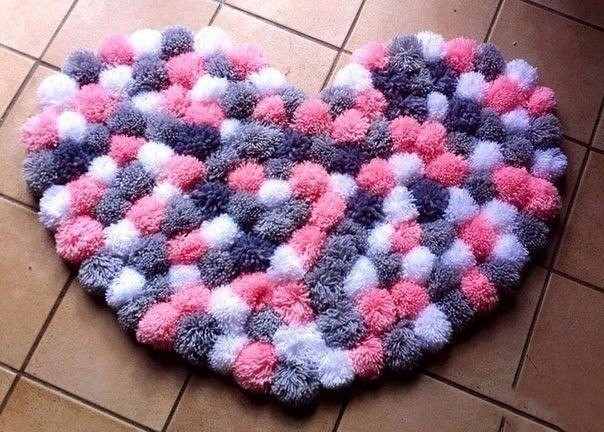 Коврик-сердце из помпонов Коврик-сердце из помпонов