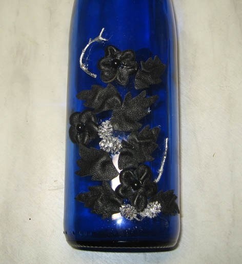 Декоративные бутылки: цветы из кожи