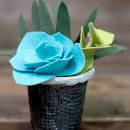 Цветок из фетра, помещённый в горшок