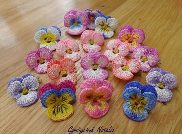 Разноцветные анютины глазки