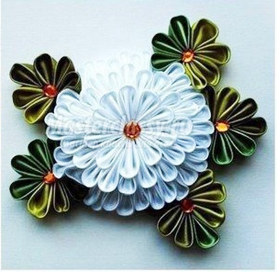 Объемный цветок из лент в технике канзаши