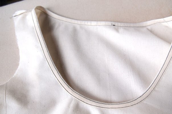 Обработка горловины косой бейкой