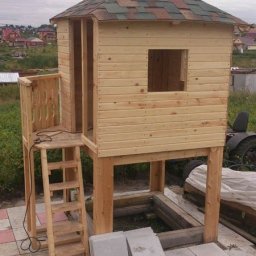 ​Самодельный детский домик с песочницей