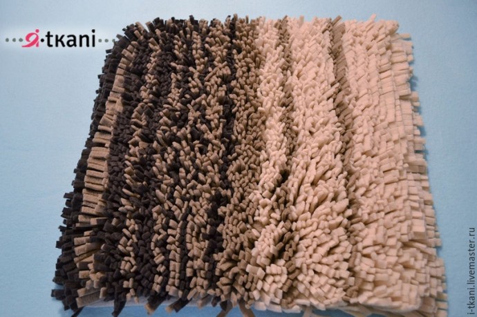 Шьём пушистую подушку из флиса