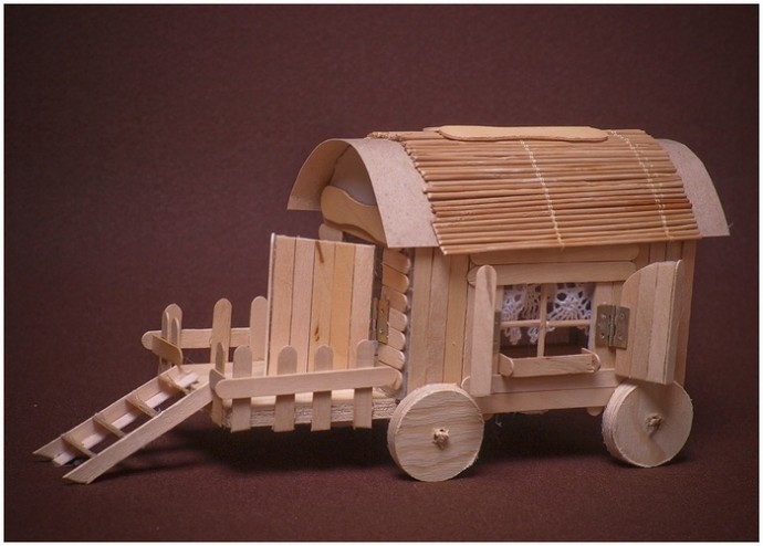 Домик на колесах из картона и палочек от мороженого