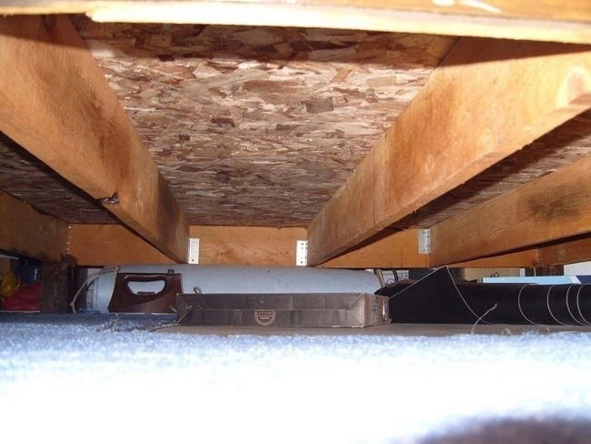 Бюджетная двуспальная кровать на дачу своими руками