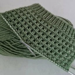 Плотный узор спицами с квадратиками