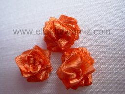 ​Вышиваем лентами маленькие розочки