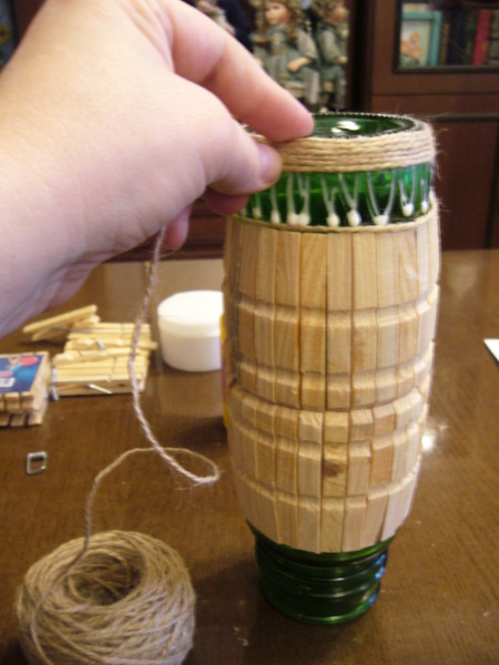 Бочонок для напитков из прищепок