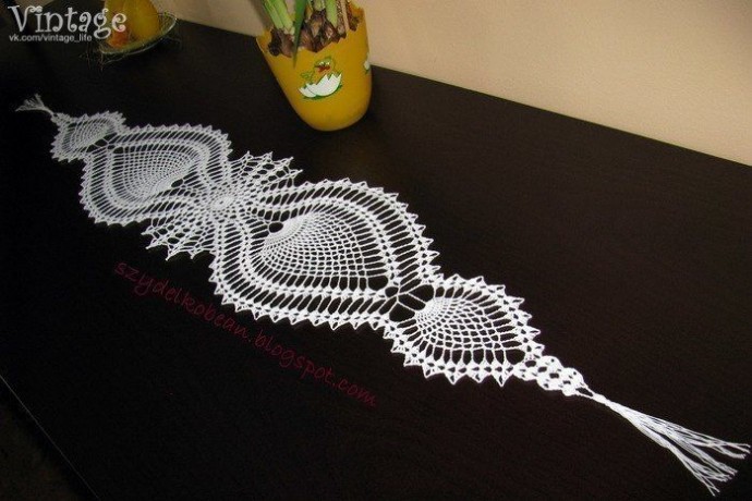 Изысканная продолговатая салфетка крючком
