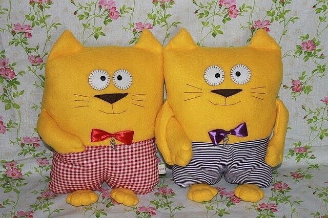 Котики-подушки или просто хранители пульта