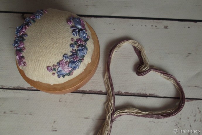 Игольница с вышивкой