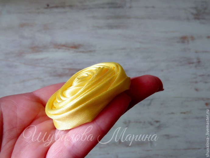 Жёлтая роза из атласной ленты