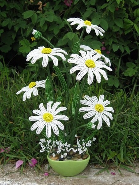 Ромашка из бисера