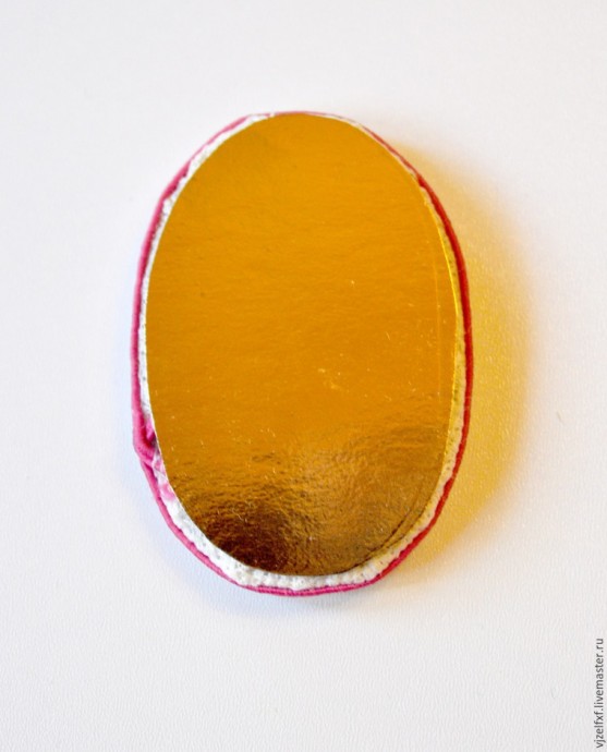 Маленькая брошь с вышивкой