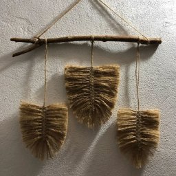 Панно на стену из ветки и перьев из джутовой веревки