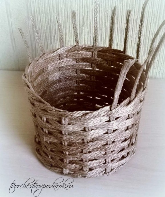 Плетёная корзиночка из джута