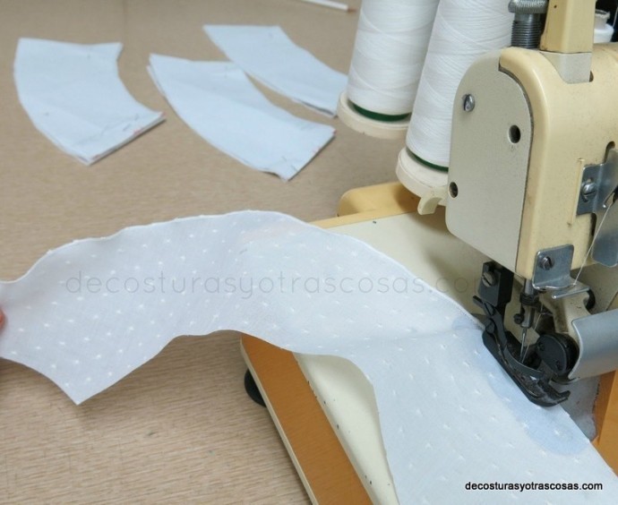 Простая и нарядная женская маечка Простая и нарядная женская маечка