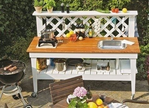​Удобный столик для летнего отдыха