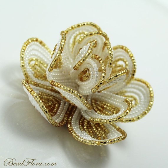 Цветок из бисера