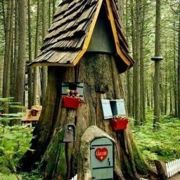 Домики из старых пней: идеи для украшения участков