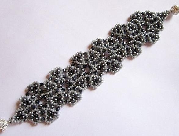 Нарядный браслет из бисера и жемчуга