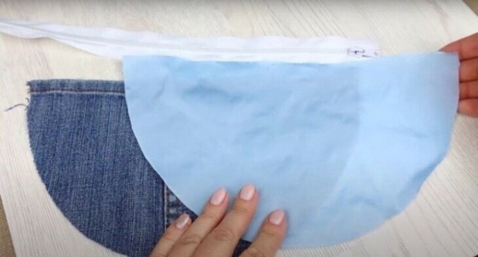 Маленькая сумочка из старых джинсов