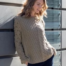 Джемпер спицами с комбинацией узоров