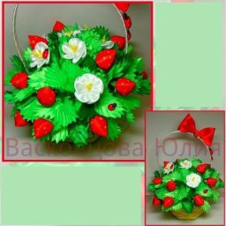 Букет с клубникой из атласных лент