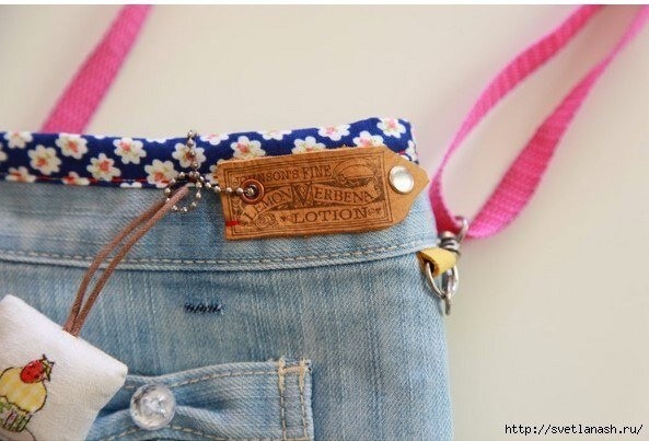​Джинсовые переделки: маленькая сумочка из старых джинсов