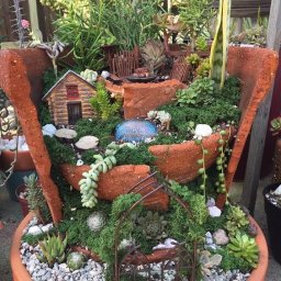 ​Композиции из разбитых горшков