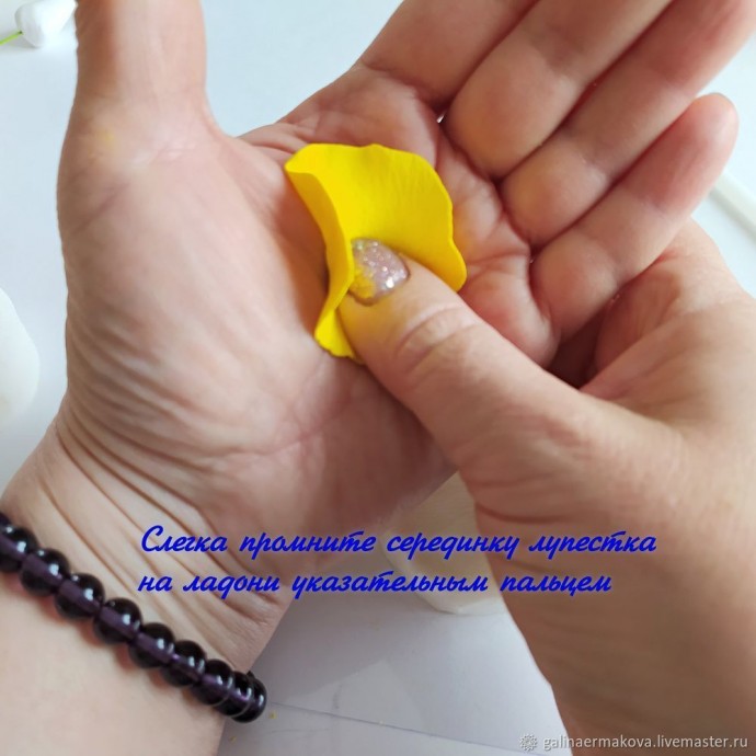 Роза из зефирной полимерной глины