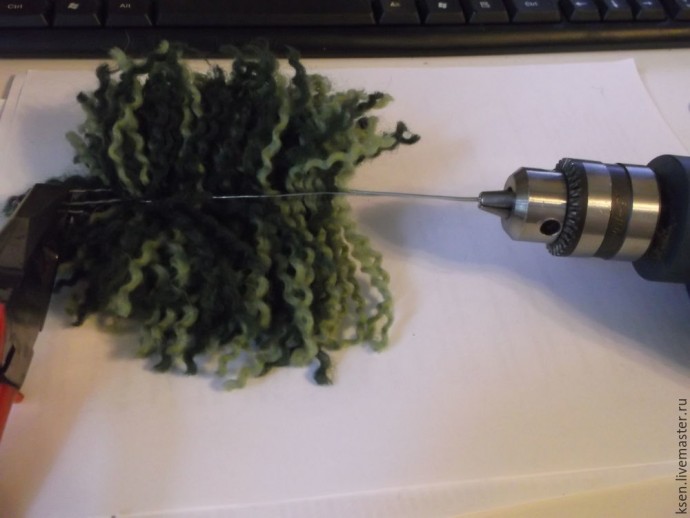 Декоративная ёлка из пряжи