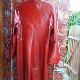 Декорируем дыру на кожаном плаще