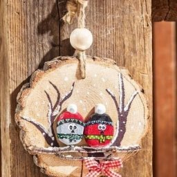 Панно с камушками на деревянных спилах