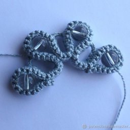 Веер из вязаного жгута с бусинами