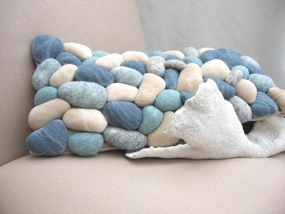 Имитаций морской крупной гальки на мягкой подушке: идеи для вдохновения
